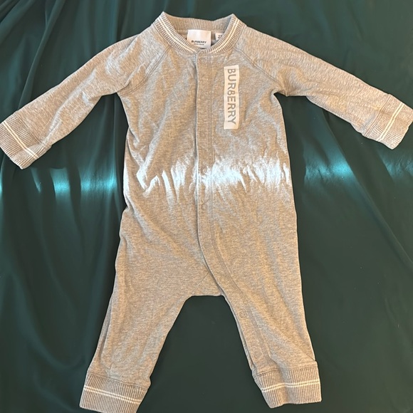 Burberry baby onesie size 18 month worn once
Color: Gray and White - Picture 1 of 3